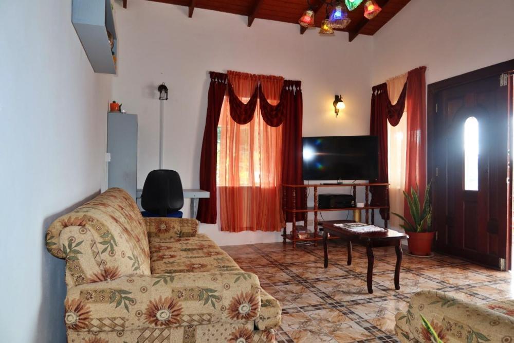 Elegant Rays Apartment- Golf Course , Grenada 格兰德 外观 照片